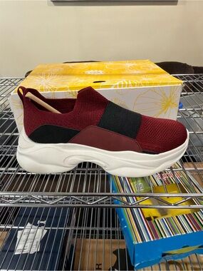 Yellow box women’s Toledo Slip on Comfort Shoes Merlot red black size 10 M US